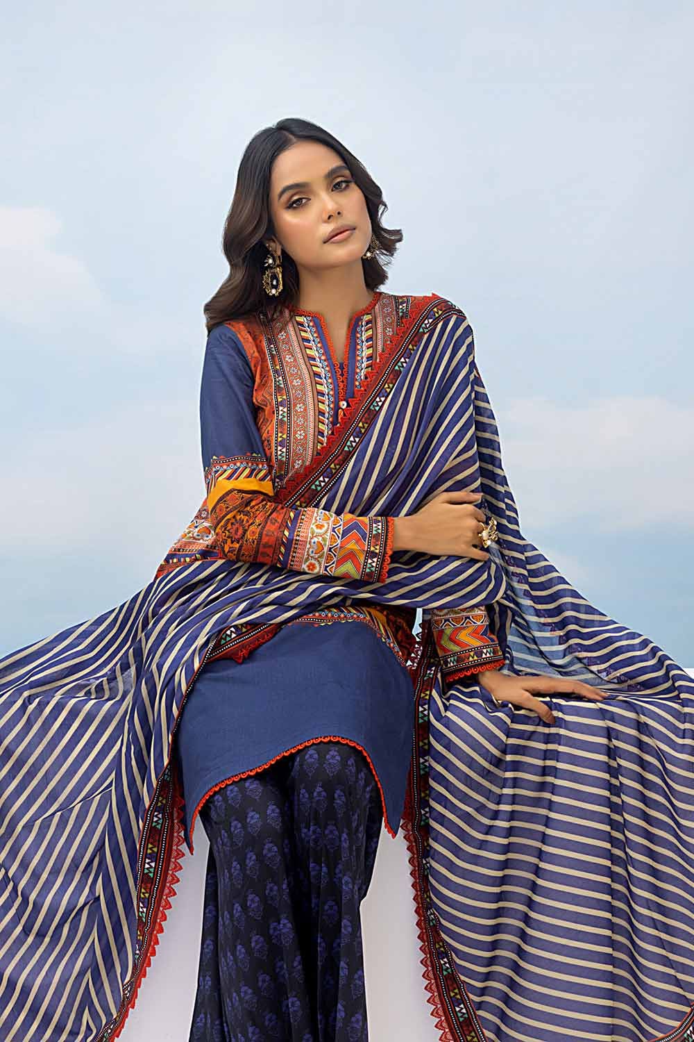 Gul Ahmed 3PC Printed Lawn Unstitched Suit CL-32474
