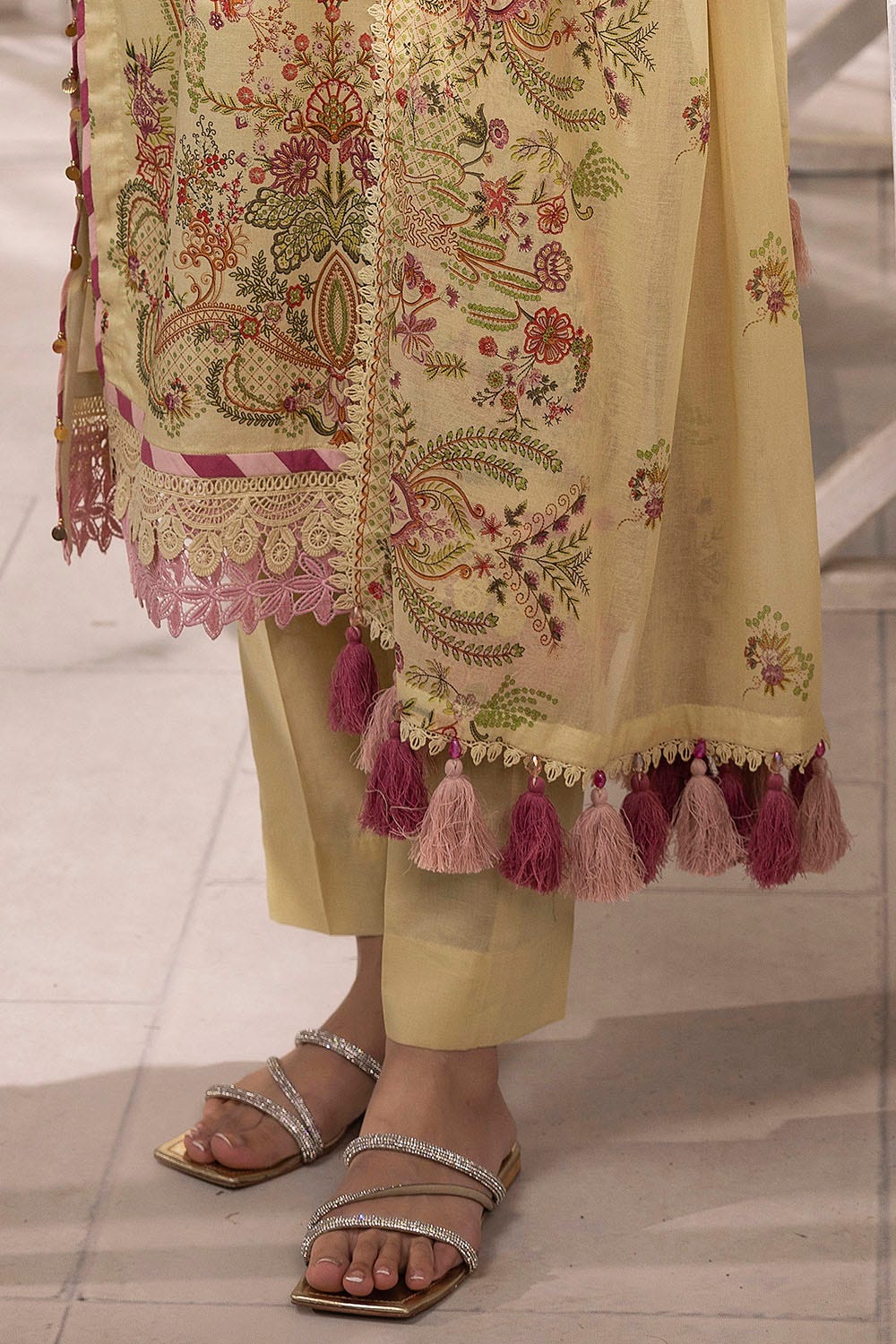 Gul Ahmed 3 Piece Unstitched Printed Lawn Suit with Schiffli Lace Printed Lawn Dupatta CL-52098