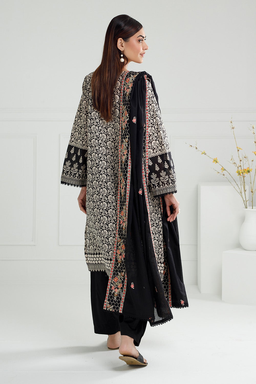 Gul Ahmed Ready to Wear 3PC Lawn Printed Suit With Embroidered IUSTKSD-538