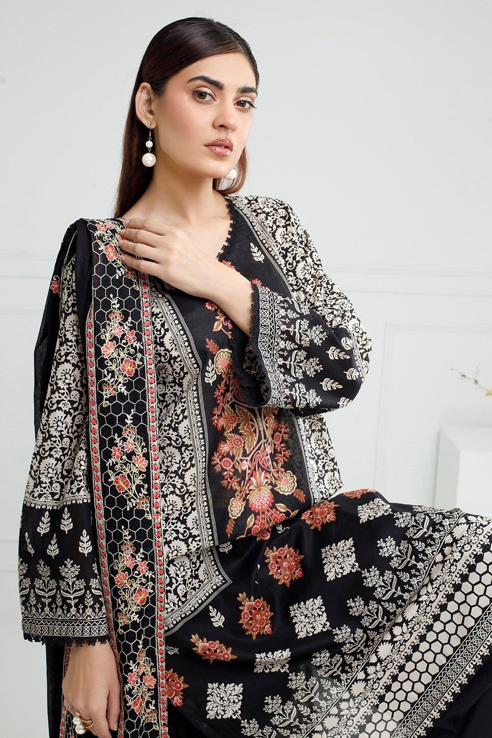 Gul Ahmed Ready to Wear 3PC Lawn Printed Suit With Embroidered IUSTKSD-538