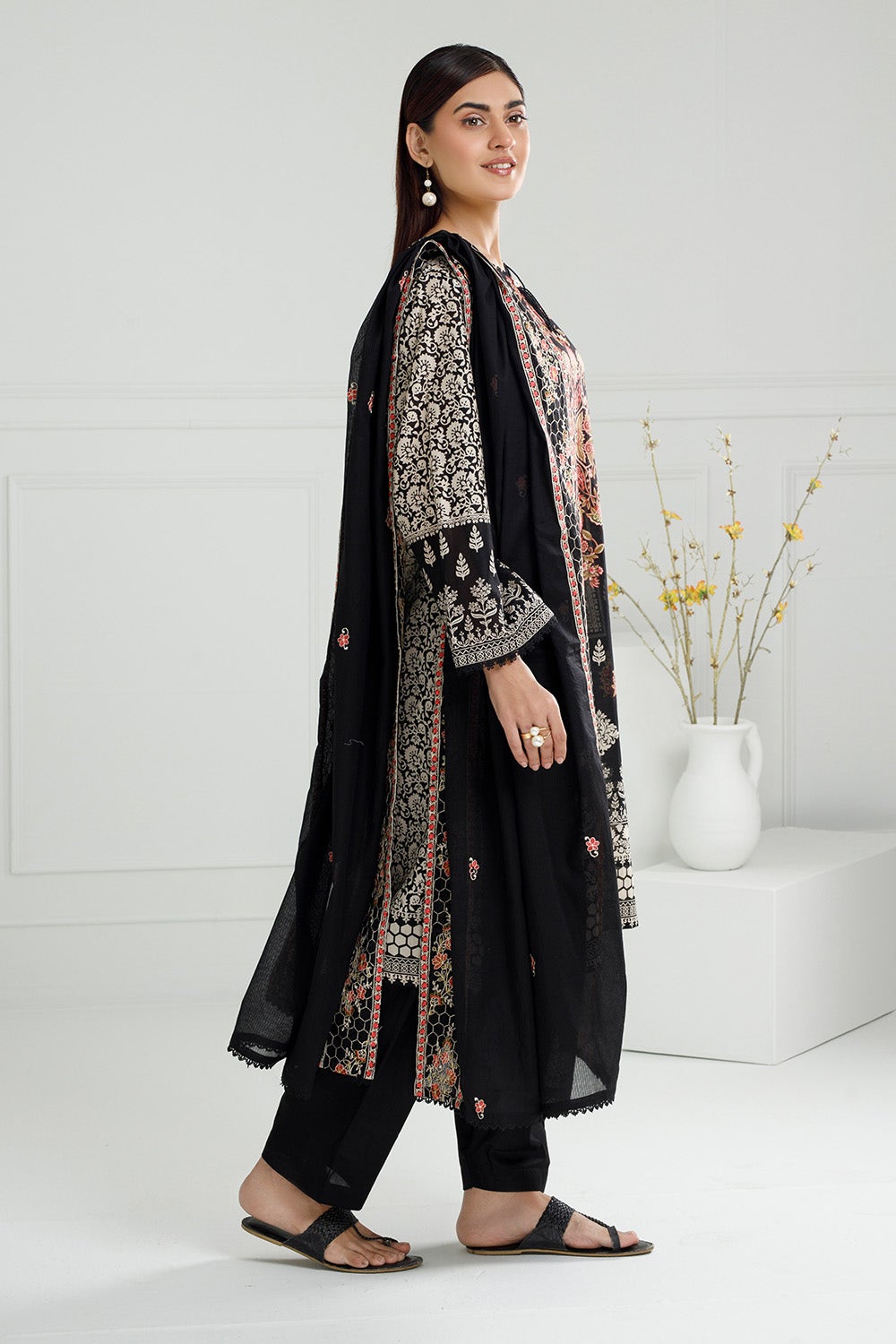 Gul Ahmed Ready to Wear 3PC Lawn Printed Suit With Embroidered IUSTKSD-538