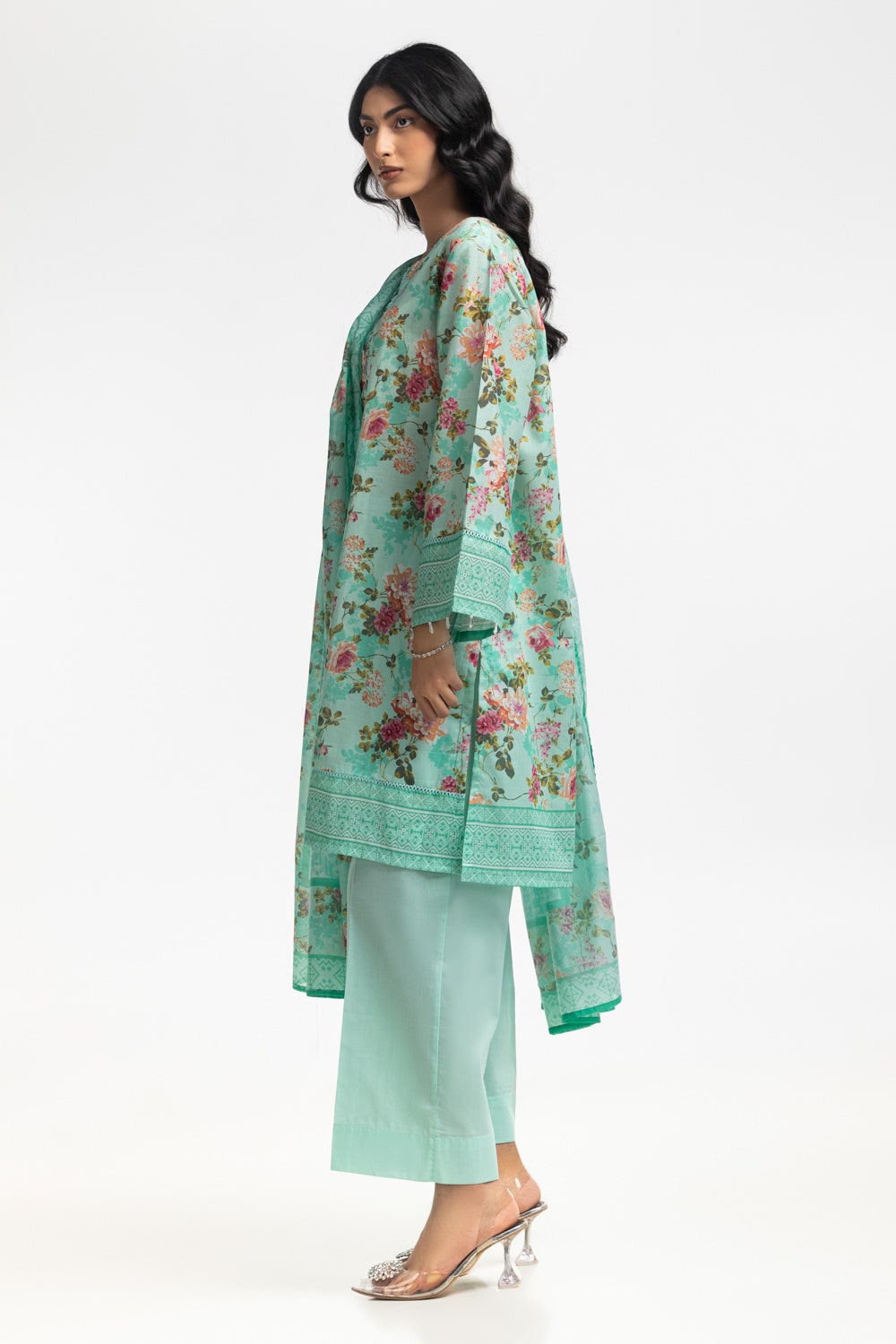 Gul Ahmed Ready to Wear 3PC Lawn Printed Embroidered Suit IUSTKSD-548